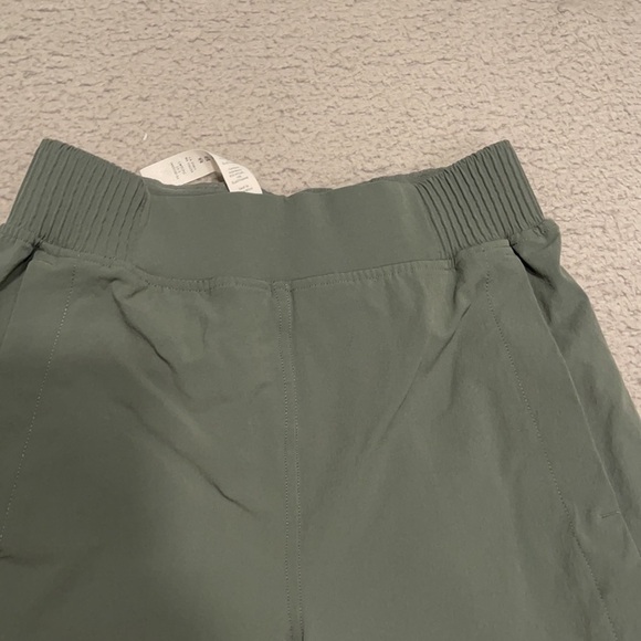 Lululemon Stretch Woven Relaxed-Fit High-Rise Short 4" size XXS - Picture 4 of 9